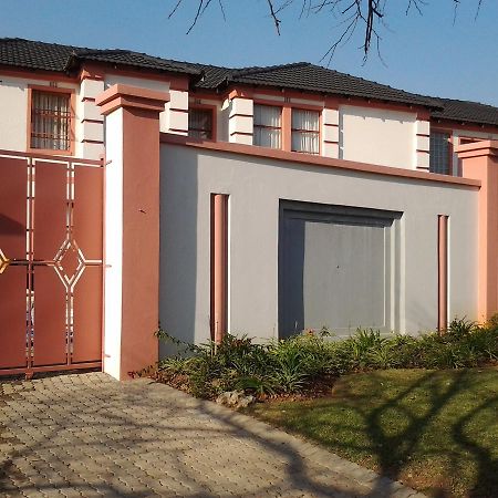 Moshitametsi Guesthouse Кемптън Парк Екстериор снимка