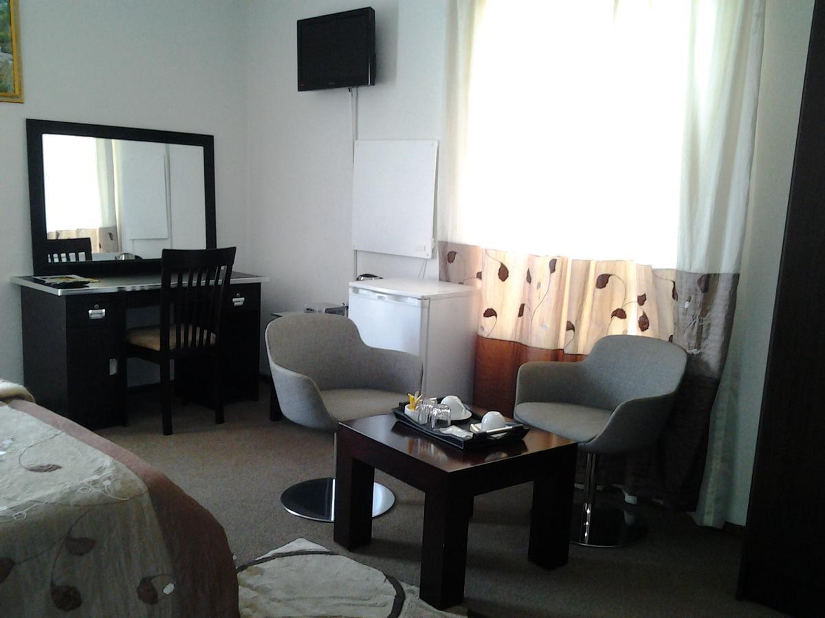 Moshitametsi Guesthouse Кемптън Парк Екстериор снимка