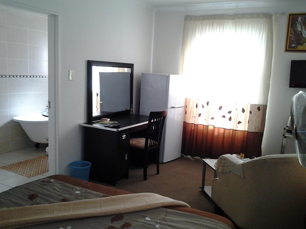 Moshitametsi Guesthouse Кемптън Парк Екстериор снимка